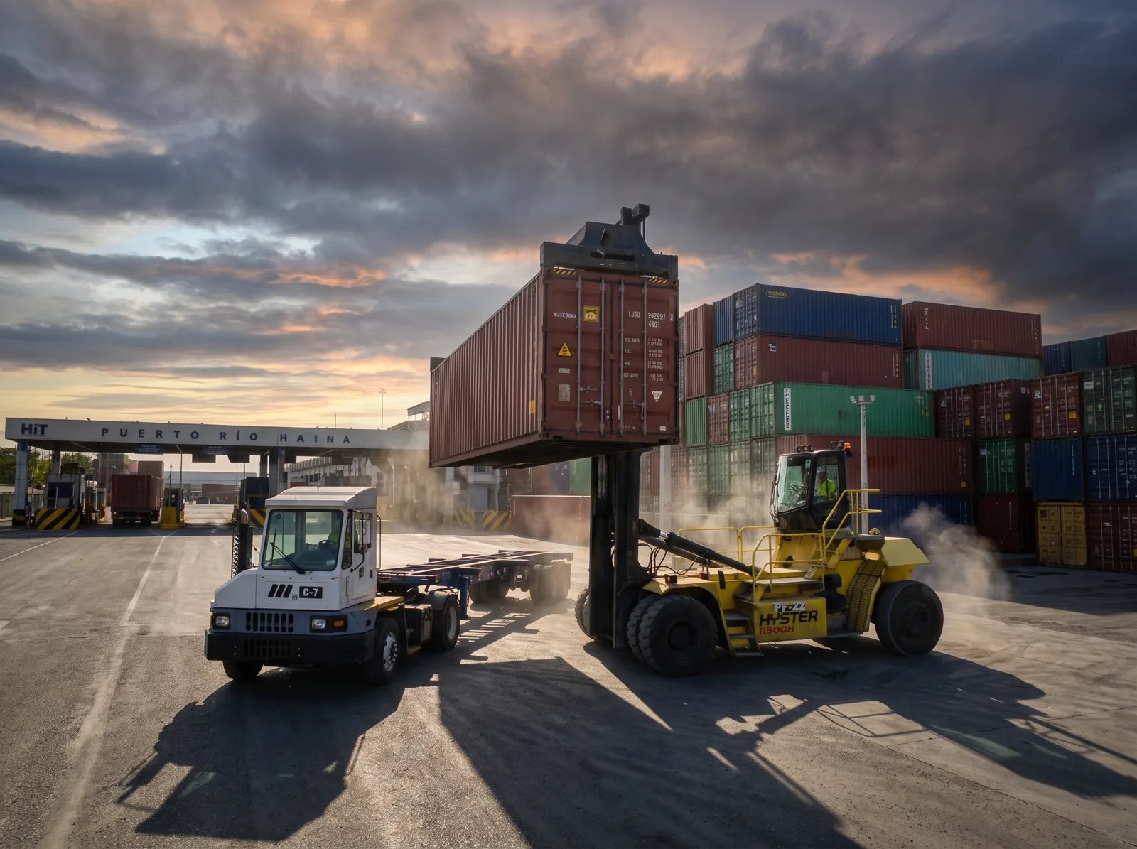 Grúa pórtico izando un contenedor en una terminal portuaria